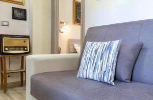 a blue couch with a pillow in a living room at Relax House & Gym in Villanova Monteleone