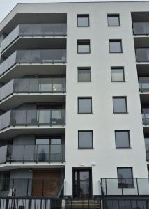 an apartment building with balconies on the facade at Włocławek Saperska in Włocławek