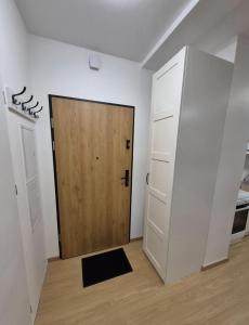 a room with a wooden door and a wooden floor at Włocławek Saperska in Włocławek