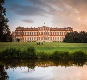 a large building with a pond in front of it at Garden Prina-250mt Clinica Zucchi-Monza in Monza