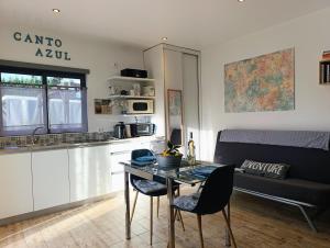 a kitchen with a table and chairs in a room at Gîte CANTO AZUL in Casal da Carreira