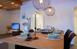a dining room with a table with chairs and a dining room at Louisa's Gallery - Whirlpool - Berge & Wandern - Abendruhe - familien- & gruppenfreundlich - 1h von Zürich in Alt Sankt Johann