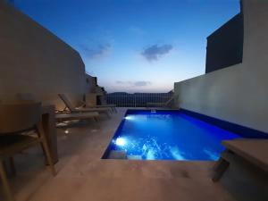 Swimmingpoolen hos eller tæt på Staytopus Highlands Rooms Gozo Pool & View