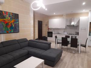 Køkken eller tekøkken på Staytopus Highlands Rooms Gozo Pool & View
