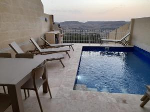 Swimmingpoolen hos eller tæt på Staytopus Highlands Rooms Gozo Pool & View + 11 billeder