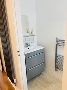 a bathroom with a white sink and a sink at Penuel 3-bedroom Retreat with workspace in Central Sutton-in-Ashfield in Sutton in Ashfield