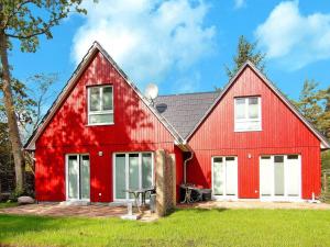 a red barn with a picnic table in front of it at Doppelhaushälfte Lee in Zingst in Zingst