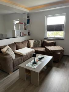 a living room with a couch and a coffee table at Ferienhaus Usedom in Kamminke