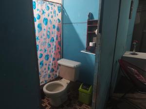 a bathroom with a toilet and a shower at Casa de playa MC in Quepos