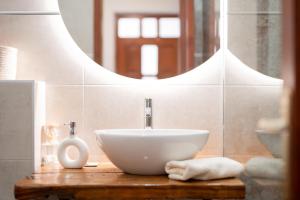 a bathroom with a bowl sink and a mirror at Vincellér Apartman in Villány