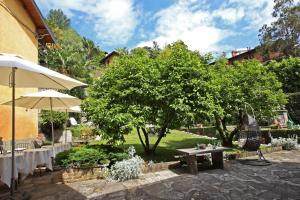a picnic table and a tree in a garden at La Valletta - Casa di Anna in Menaggio