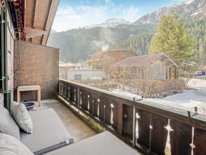 a balcony with a view of a snowy mountain at Chalet-Apartment mit Balkon & Gratis Parkplatz in Lenk