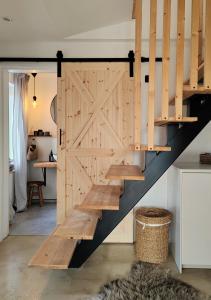 a sliding barn door in aoyer with a staircase at Chata Fraluq in Tatobity