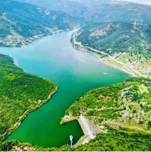 an aerial view of the allegheny river at Bovan vikendica za izdavanje in Jezero