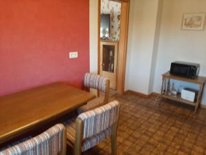 ein Zimmer mit einem Holztisch und zwei Stühlen in der Unterkunft Ferienwohnung Freiling in Wilhelmshütte