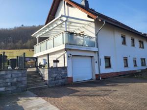 ein großes weißes Haus mit einer weißen Garage in der Unterkunft Ferienwohnung Freiling in Wilhelmshütte