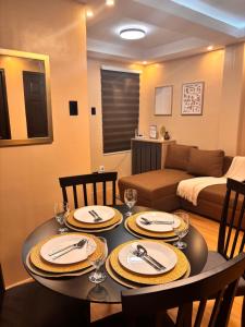 a living room with a table with chairs and a couch at Casa Selenó in Batangas City