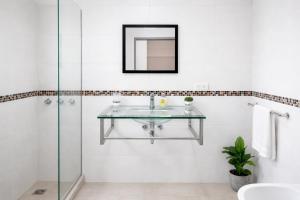 a bathroom with a glass sink and a mirror at Ana Rent Departamento Moderno, Equipado full ,en San Isidro punto medio Tigre River y Tecnopolis in Boulogne +22 photos