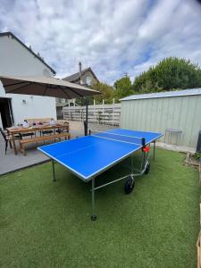 a blue ping pong table in a yard at Les Moussaillons, plage à pieds in Jullouville-les-Pins