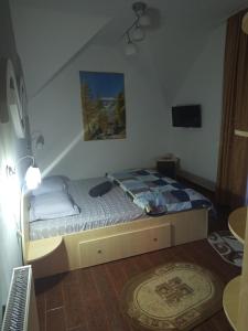 ein Schlafzimmer mit einem Bett in einem Zimmer in der Unterkunft LaCoco in Buşteni
