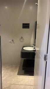a bathroom with a sink and a shower at استديو تراحيب لبن للضيافة in Riyadh