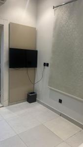 a projection screen on a wall in a room at استديو تراحيب لبن للضيافة in Riyadh