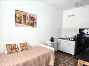a small room with a bed and a kitchen at Cesar - Caesars in La Rioja