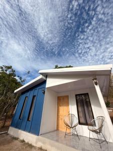 a small house with two chairs in front of it at Marea Azul Guanacaste in Puerto Soley