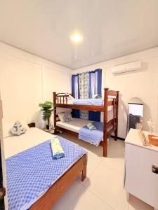 a room with two bunk beds and a kitchen at Marea Azul Guanacaste in Puerto Soley
