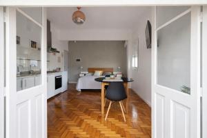 a kitchen with a table and a bed in a room at Ana Rent II Departamento Moderno ,equipado en San Isidro cerca de Tigre River y Tecnopolis in Boulogne