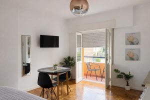 a bedroom with a bed and a table and chairs at Ana Rent II Departamento Moderno ,equipado en San Isidro cerca de Tigre River y Tecnopolis in Boulogne