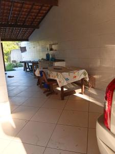 a room with a table and chairs in a room at Recanto Seu sossego ! in Maricá