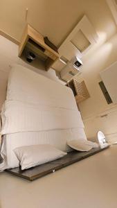 a room with a large white bed in the ceiling at استديو داخل بناية حي النرجس in Riyadh +16 photos