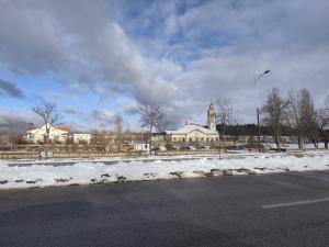 a street with snow on the side of a road at Bonnes vacances in Ifrane