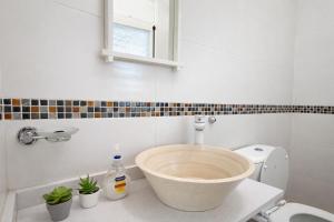a bathroom with a bowl on a counter next to a toilet at Ana Rent lll Moderno departamento ,San Isidro punto medio Tigre River y Tecnopolis in Boulogne +7 photos