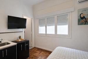 a bedroom with a sink and a window with blinds at Ana Rent lll Moderno departamento ,San Isidro punto medio Tigre River y Tecnopolis in Boulogne
