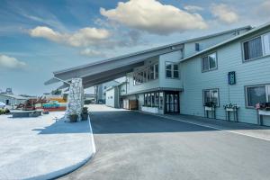 a building with a bridge over a parking lot at Canterbury Inn in Ocean Shores