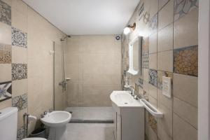 a bathroom with a sink and a toilet and a shower at Ana rent Ballester departamentos modernos luminosos, equipados para una hermosa estadia in Villa Ballester +13 photos