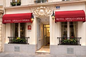 パリにあるHôtel Apollo Opéraの赤い傘が2本飾られた建物の正面