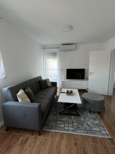 a living room with a couch and a table at ESEM stan na dan in Modriča