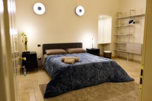 a bedroom with a bed and a statue of a woman at Tiare' in Trani