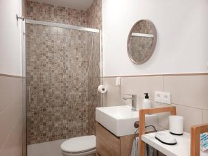 a bathroom with a toilet and a sink and a shower at La Casita de Ale Casa Rural cerca Puy du Fou in Polán
