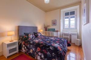 a bedroom with a bed and a table and a window at Casa de Santa Rita in Chaves