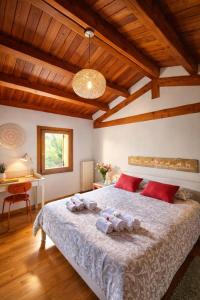un dormitorio con una cama grande con toallas encima en B&B Villa Euganea, en Torreglia
