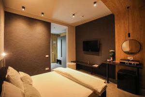 a hotel room with a bed and a mirror at Poiana Events - Vilă privată cu piscină aproape de Mamaia și Constanța in Poiana +23 photos