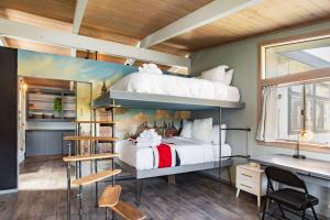 a bedroom with a bunk bed and a desk at Spacious 4BR Backyard Oasis with BBQ Near UC Davis in Davis +28 photos