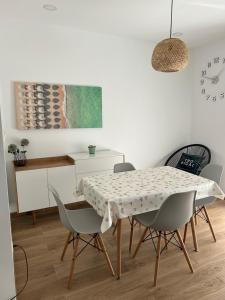 a dining room with a table and chairs at Del Carmen in Vinarós