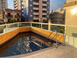 a swimming pool on top of a building at Atlântico 34 Guilhermina in Praia Grande