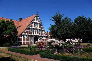 an old house with a garden in front of it at Kleine Einraumwohnung am Fleth in Jork