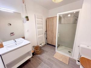 a bathroom with a sink and a shower at Lumen Chartrain - appartement proche centre-ville, balcon et parking in Chartres